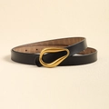 Détail de la ceinture fine en cuir noir avec une boucle dorée élégante en forme de goutte - Noir (19573)