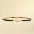 Dettaglio di una cintura sottile nera con fibbia dorata ed eleganti perle decorative - Nero