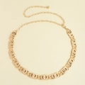 Dettaglio di cintura a catena dorata regolabile con chiusura a moschettone e ciondolo - Stile a Doppio Anello Incastrato (HYY19313) / Oro