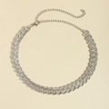Dettaglio macro della catena cubana d'argento con strass scintillanti e chiusura regolabile - Argento