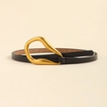 Cintura sottile in pelle nera da donna con fibbia dorata opaca dal design irregolare - Nero (19574)