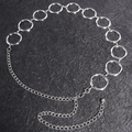 Détail de la ceinture chaîne à anneaux en métal argenté poli avec pendentif boule - L / Argent