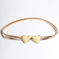 Dettaglio della cintura a molla doppia con fibbie a cuore crema e finitura in metallo oro - Cuore Beige