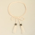 Beige gevlochten kwastjesriem met vintage fleur-de-lis metalen bedel voor jurken - Wit met Fleur-de-lis Hanger