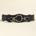 Dettaglio cintura elastica nera alta con bordi a onde e grande fibbia ad anello in metallo - Stile grande anello d'argento / Nero