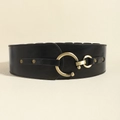 Dettaglio della fibbia rotonda vintage color bronzo su una cintura elastica nera in vita - 19253 Stile Anello Oro Antico (HYP19253) / 19253 Nero