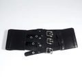 Dettaglio della cintura elastica nera alta con tre fibbie argentate e fori metallici - Nero