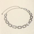 Detail einer silbernen Gliederkette mit rechteckigen Gliedern und verstellbarem Verschluss - Silber