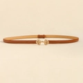 Schlanker brauner Ledergürtel mit goldener Muschelschnalle im Vintage-Stil für Kleider - Camel