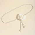 Dettaglio della catena in vita con perle eleganti, fiore di camelia in seta e nappe pendenti - Fiore Bianco