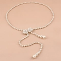 Elegante catena sottile in perle con ciondoli a fiore d'argento e nappine di perle - Foglia di Perla