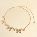 Detailansicht der goldenen Schmetterlings-Taillenkette mit feiner Flügelstruktur auf Beige - Hohler Schmetterling Stil (19412金色)