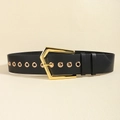 Cintura larga da donna in ecopelle nera con fibbia geometrica dorata e occhielli - Cinturino in pelle nera