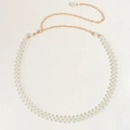 Detalle de cadena de cintura de doble hilera de perlas con cierre dorado y colgante - Blanco