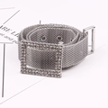 Ceinture élégante en maille argentée avec une grande boucle carrée en strass - Argenté