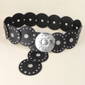 Cintura stile western in ecopelle nera con borchie argentate e grande fibbia rotonda martellata - Tipo standard / Nero
