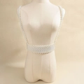Elegante catena per il corpo in perle bianche con ampia cintura a rete e spalline abbinate - Bianco