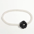 Elegante catena in vita a tre file di perle bianche con raffinato fiore di camelia nera - Nero