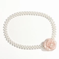 Elegante catena in vita a doppia fila di perle con un delicato fiore di camelia rosa chiaro - Rosa