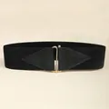 Detalle del cinturón elástico negro con hebilla metálica dorada y aplique de cuero triangular - Negro