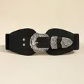 Dettaglio di cintura elastica vintage con fibbia floreale e trama in finto struzzo - Nero
