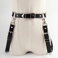 Arnés corporal de cuero PU negro con placas de corazón y triples cadenas estilo punk - Negro