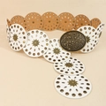 Cintura boho in pelle bianca con borchie solari in metallo e grande fibbia intagliata - Bianco Bronzo (HYP19742) / 115cm