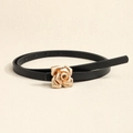 Cintura sottile da donna in pelle PU nera con fibbia dorata a forma di rosa 3D - Nero