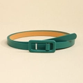 Detalle de cinturón fino de cuero verde oscuro con hebilla rectangular y textura de grano fino - Verde