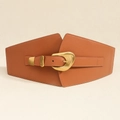 Dettaglio di una cintura alta marrone con una fibbia in metallo dorato vintage decorata - Cammello