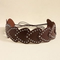 Dettaglio cintura punk marrone con toppe in pelle a cuore e borchie in metallo argento - Marrone Rosso