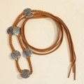 Detail eines geflochtenen Taillenseils im Boho-Stil mit gravierten Metallscheiben - Camel