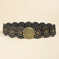 Dettaglio cintura western bohémien con occhielli in ottone e fibbia incisa - Bronzo Nero / Stile Semplice