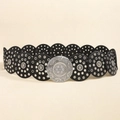 Dettaglio cintura western con inserti neri circolari e fibbia a girasole intagliata a mano - Argento Nero / Stile Semplice