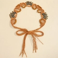 Detail eines gewebten Bohemian-Gürtels mit Metallmonden und türkisfarbenen Perlen - Camel