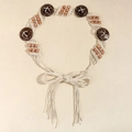 Detalle de cinturón boho trenzado con botones de coco y cuentas de madera étnicas - Beige Champiñón