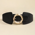 Detail van elegante zwarte elastische brede tailleband met een gouden metalen gesp - Zwart