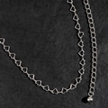 Macro-opname van zilveren hartschakelketting met gepolijste balhanger op donkere textuur - Zilver (Hart)