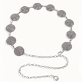 Dettaglio della cintura in metallo vintage argento con maglie circolari a spirale e moschettone - Argento Antico