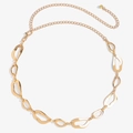 Detailansicht der goldenen unregelmäßigen Metallringe an der Taillenkette mit Verschluss - Helles Gold
