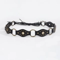 Dettaglio di cintura in pelle nera con borchie metalliche e anelli in bronzo stile boho - Bronzo Nero