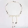 Dettaglio di cintura in corda intrecciata boho con perline in legno e nodo retrò - Beige Perline Caffè Scuro (583)
