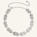 Detail der silbernen Boho-Metall-Taillenkette mit strukturierten runden Scheiben - 601 Silber