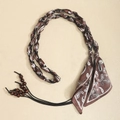 Dettaglio della cintura in seta paisley con perline in legno e trama intrecciata boho - Stile C Onda Marrone Scuro