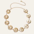 Dettaglio catena vintage dorata con dischi solari in metallo e inserti di perle - Oro