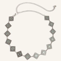 Dettaglio della catena in argento vintage con perline turchesi e incisioni floreali ornate - Quadrato Turchese Argento Antico