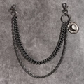 Detail der vintage bronzenen Doppel-Hosenkette mit Punk-Strohhut-Anhänger und Karabinerhaken - Gunmetal
