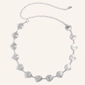 Detail van de zilveren metalen kettingriem met schelpvormige schakels en karabijnsluiting - Schelp Textuur Zilver (HYY19618)