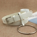 Cintura da donna bianca in ecopelle con grande anello d'argento e fibbia ad ardiglione - Bianco Fibbia Argentata