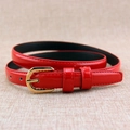 Ceinture fine en cuir verni rouge pour femme avec une boucle dorée ondulée et brillante - Rouge